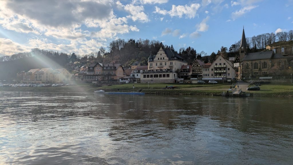 Blick von der Fähre aus auf die Stadt Wehlen.